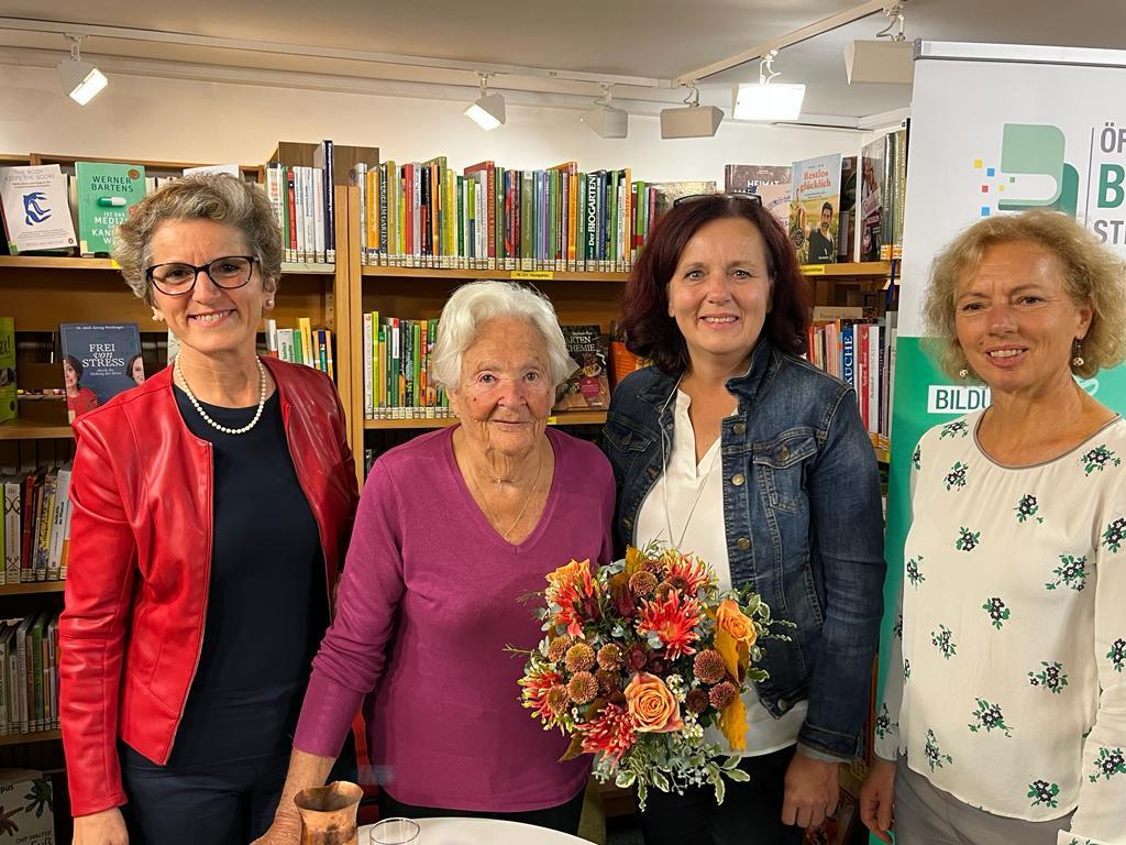 Dr Lucia Heilman in der Bibliothek Hitzendorf