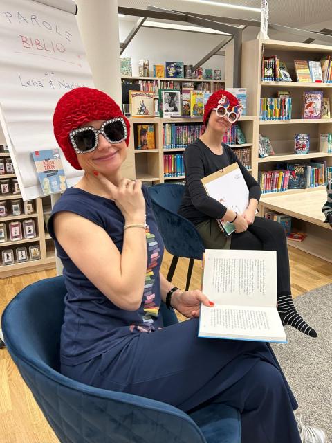 Lena Raubaum und Nina Kappacher in der Bibliothek Hitzendorf