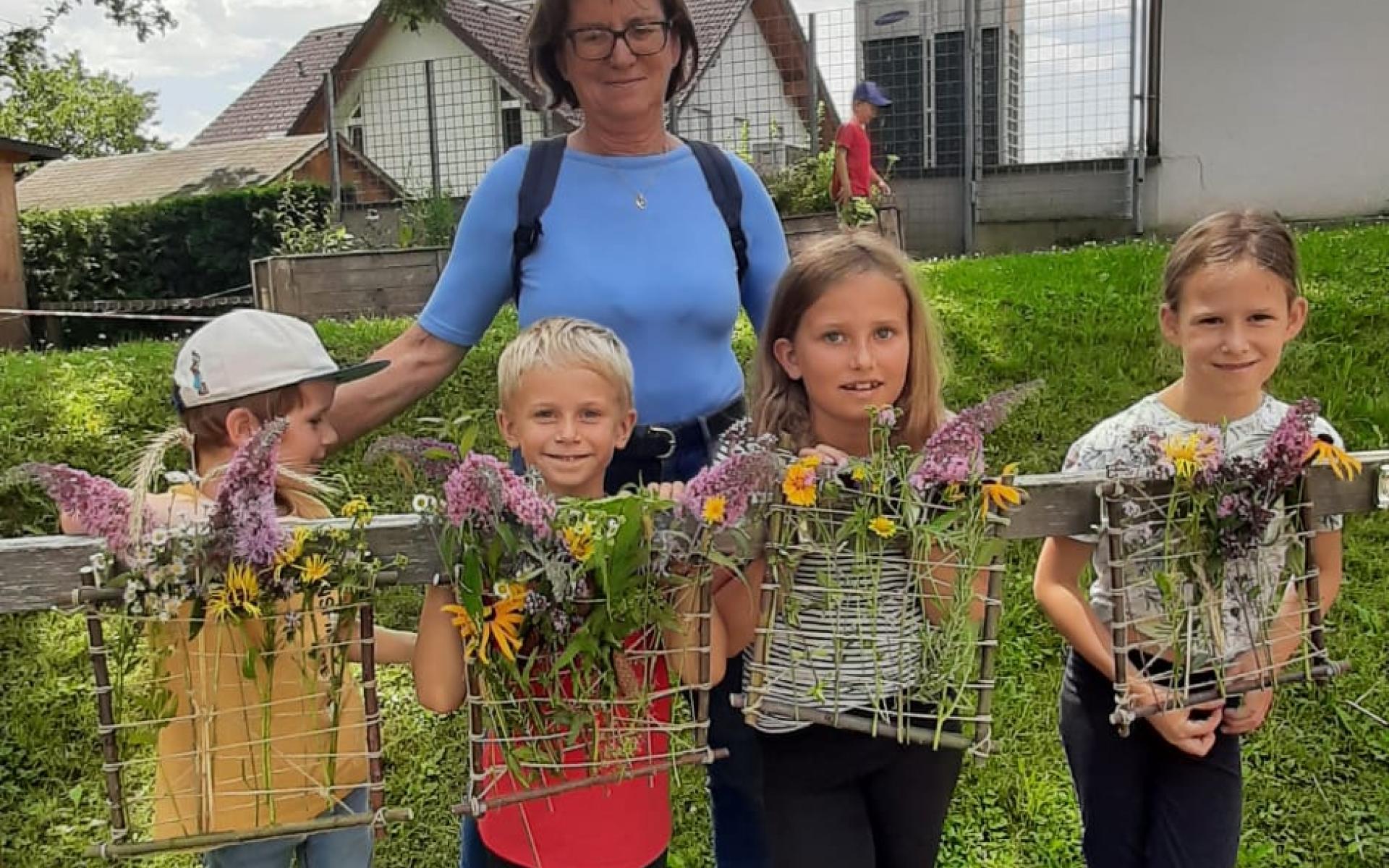 Wildkräuterforscherinnen unterwegs