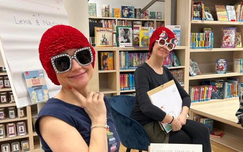Lena Raubaum und Nina Kappacher in der Bibliothek Hitzendorf